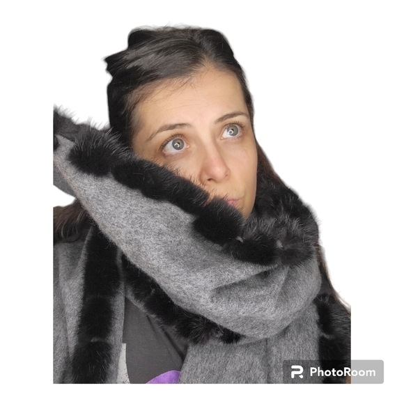 MITCHIE'S 90% Wool & 10% Cashmere Wrap with MINK Fur - Picture 5 of 13